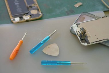 Onarım servisindeki akıllı telefonu kapat  