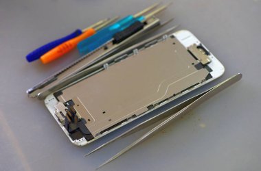 Onarım servisindeki akıllı telefonu kapat  