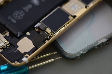 Onarım servisindeki akıllı telefonu kapat  