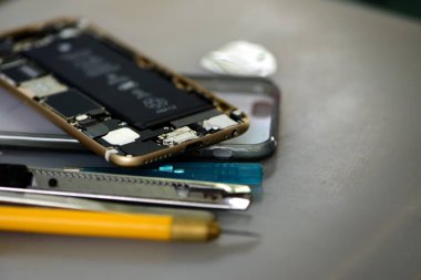 Masada duran akıllı telefon tamir araçlarını kapat