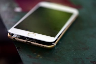 Masadaki kırık akıllı telefonu kapat  