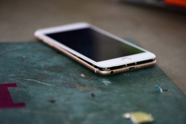 Masadaki kırık akıllı telefonu kapat  