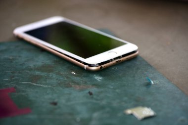 Masadaki kırık akıllı telefonu kapat  