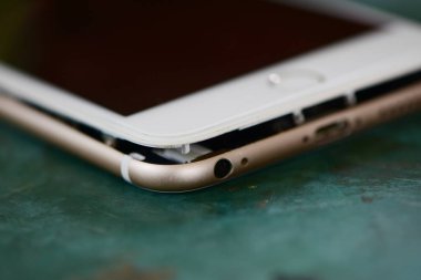 Masadaki kırık akıllı telefonu kapat  