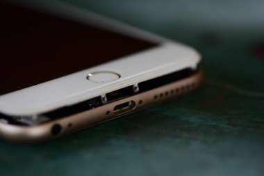 Masadaki kırık akıllı telefonu kapat  