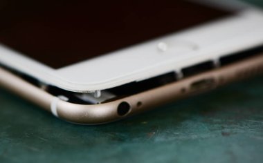 Masadaki kırık akıllı telefonu kapat  