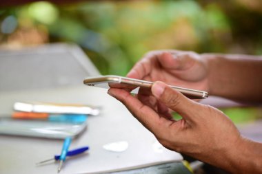 Akıllı telefonu tamir eden adama yaklaş.  