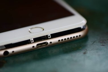 Masadaki kırık akıllı telefonu kapat  