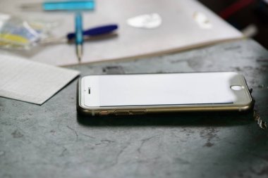 Masadaki kırık akıllı telefonu kapat  