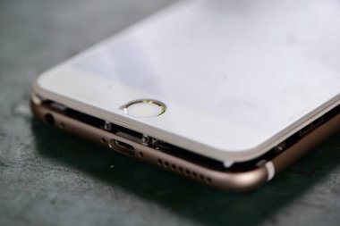 Masadaki kırık akıllı telefonu kapat  
