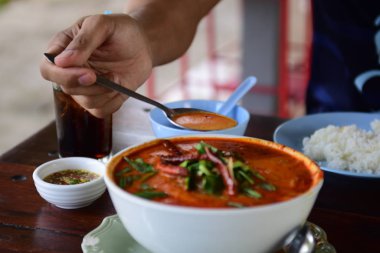 Asya baharatlı çorbasını masaya yakın.