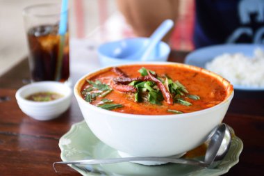 Asya baharatlı çorbasını masaya yakın.