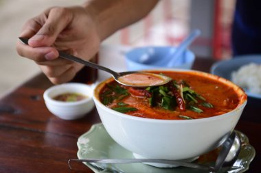 Asya baharatlı çorbasını masaya yakın.