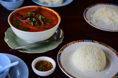 Asya baharatlı çorbasını masaya yakın.