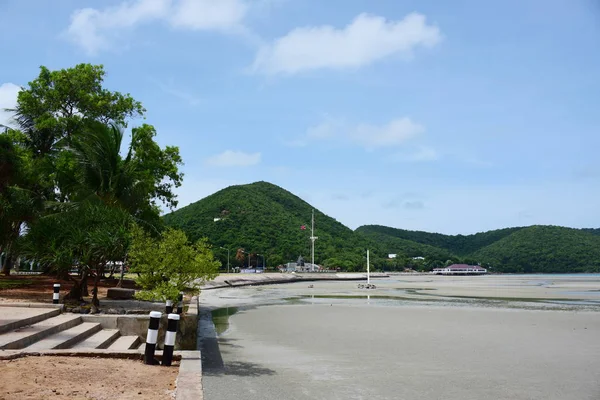 Pemandangan Pantai Berpasir Samudra Pada Siang Hari — Stok Foto