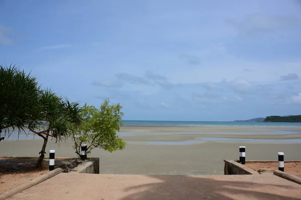 Pemandangan Pantai Berpasir Samudra Pada Siang Hari — Stok Foto