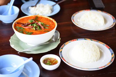 Asya baharatlı çorbasını masaya yakın.