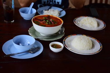 Asya baharatlı çorbasını masaya yakın.