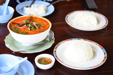 Asya baharatlı çorbasını masaya yakın.