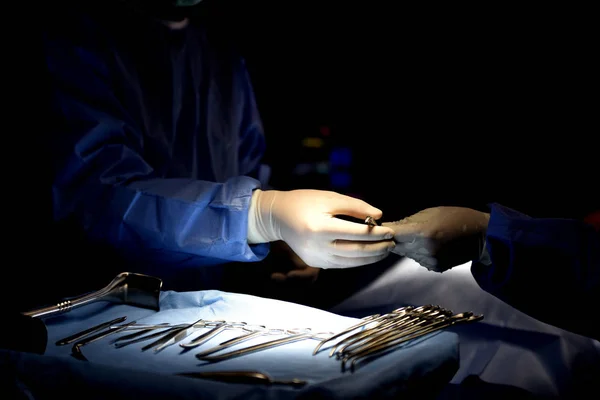 Medicinska Teamet Utför Kirurgisk Operation Moderna Operationssalen Utrustning Och Medicintekniska — Stockfoto