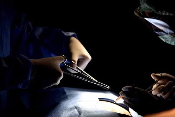 Медична Команда Виконує Хірургічну Операцію Сучасному Операційному Залі Обладнання Медичні — стокове фото
