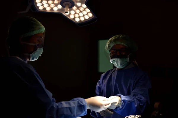 Medicinska Teamet Utför Kirurgisk Operation Moderna Operationssalen Utrustning Och Medicintekniska — Stockfoto