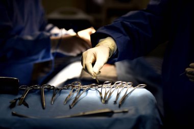 Tıbbi ekip Modern ameliyathanede cerrahi operasyonu. Ekipman ve room.scrub çalışan hibrid tıbbi cihazların hazırlama tıp aletleri işlemi için hemşire.