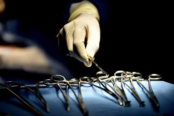 Équipe Médicale Effectuant Une Opération Chirurgicale Dans Salle Opération Moderne — Photo