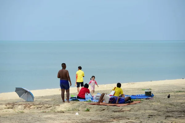 2019年5月26日 人々が海のビーチで休んでいる — ストック写真