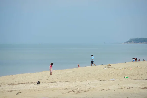 Maggio 2019 Thailandia Gente Riposa Sulla Spiaggia Del Mare — Foto Stock