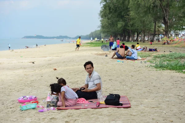 Maj 2019 Thailand Folk Vilar Stranden — Stockfoto