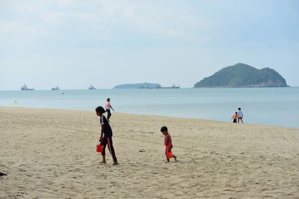 Maggio 2019 Thailandia Gente Riposa Sulla Spiaggia Del Mare — Foto Stock
