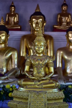 Tayland tapınağındaki Buda heykelleri, seyahat konsepti  
