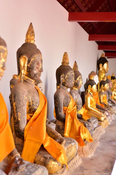 Vista Las Estatuas Budas Templo Tailandés Concepto Viaje —  Fotos de Stock