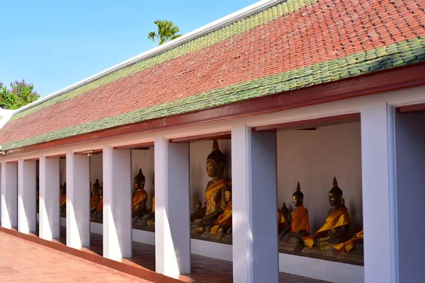 Vista Estátuas Budas Templo Tailandês Conceito Viagem — Fotografia de Stock