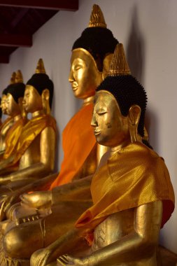 Tayland tapınağındaki Buda heykelleri, seyahat konsepti  