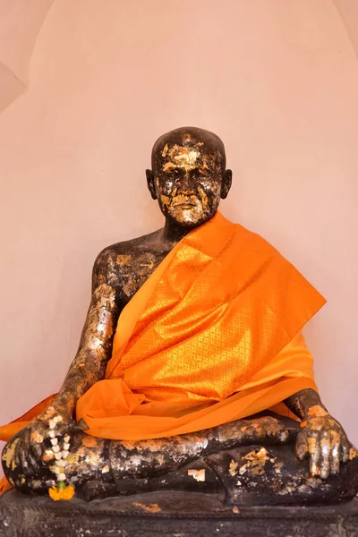 タイの寺院で仏像のビュー 旅行のコンセプト — ストック写真