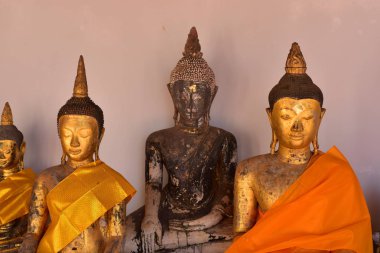 Tayland tapınağındaki Buda heykelleri, seyahat konsepti  