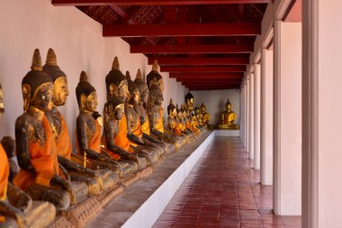 Tayland tapınağındaki Buda heykelleri, seyahat konsepti  
