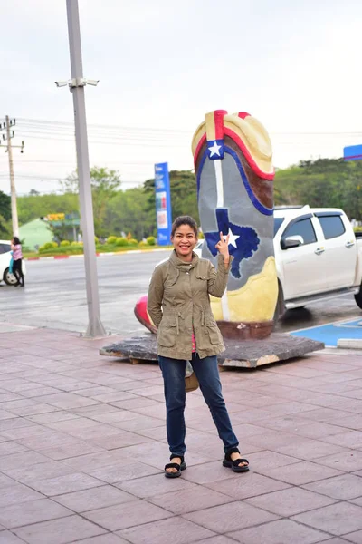 Mujer Joven Posando Aire Libre Durante Día — Foto de Stock