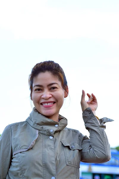 Young Woman Posing Outdoors Daytime — Stock Photo, Image