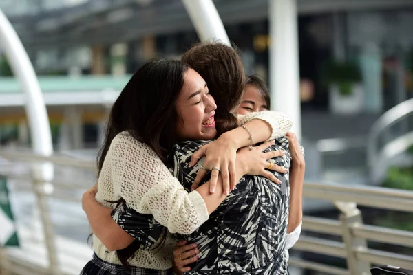 Dua Wanita Muda Bertemu Dengan Pacar Mereka — Stok Foto