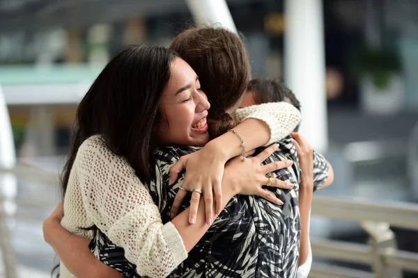 Two Young Women Meets Girl Friend — Stock Photo, Image