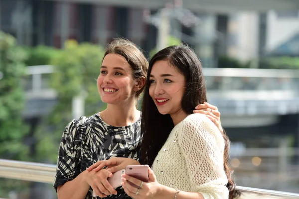 Dos Mujeres Jóvenes Usando Smartphone —  Fotos de Stock
