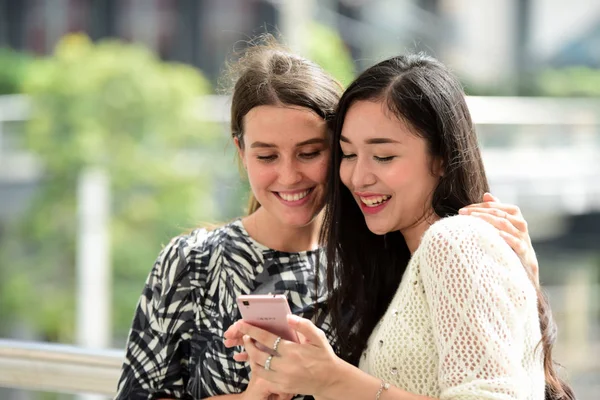 Dos Mujeres Jóvenes Usando Smartphone — Foto de Stock