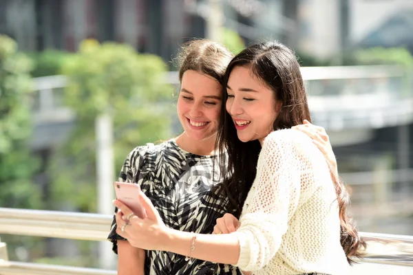 Dos Mujeres Jóvenes Usando Smartphone — Foto de Stock