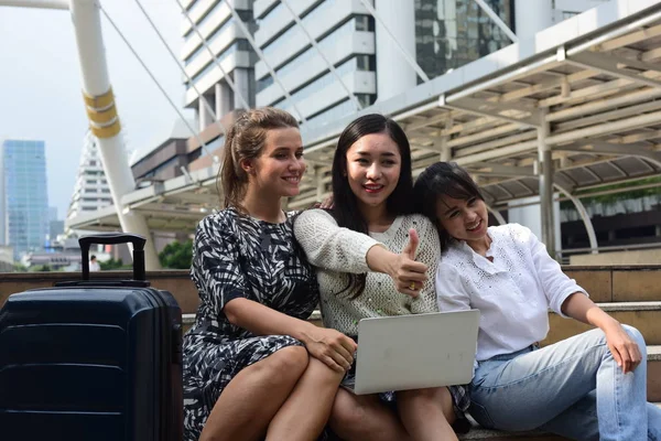Tres Chicas Usando Laptop Centro Ciudad — Foto de Stock