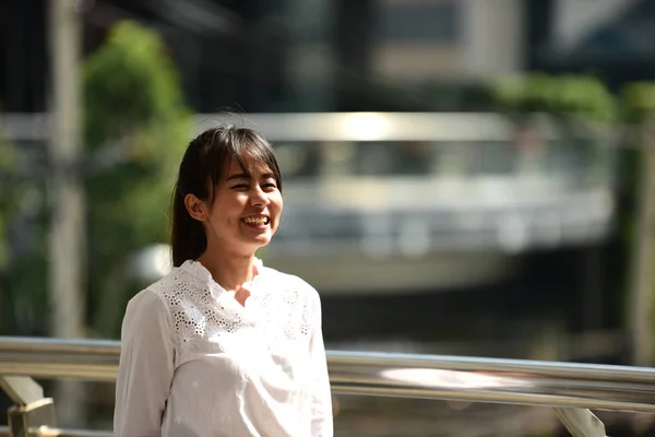 Schöne Asiatische Frau Lächelnd — Stockfoto