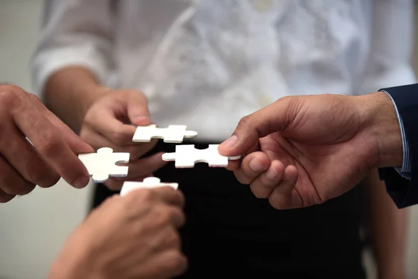 Zakenmensen Verbinden Delen Van Puzzels — Stockfoto