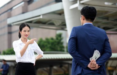 İş adamı, iş kadını için sürpriz gibi para tutuyor.